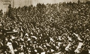 Les ouvriers et les soldats envahissent la Douma, 1917 (photo sépia)